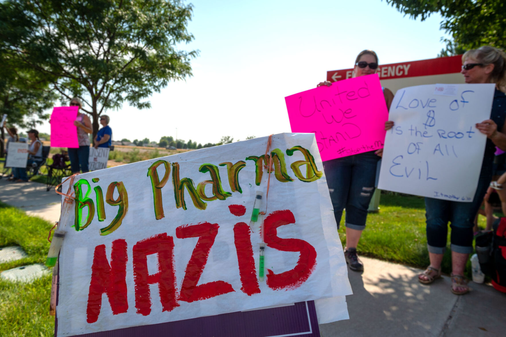 Hundreds show up to rally against vaccine mandates